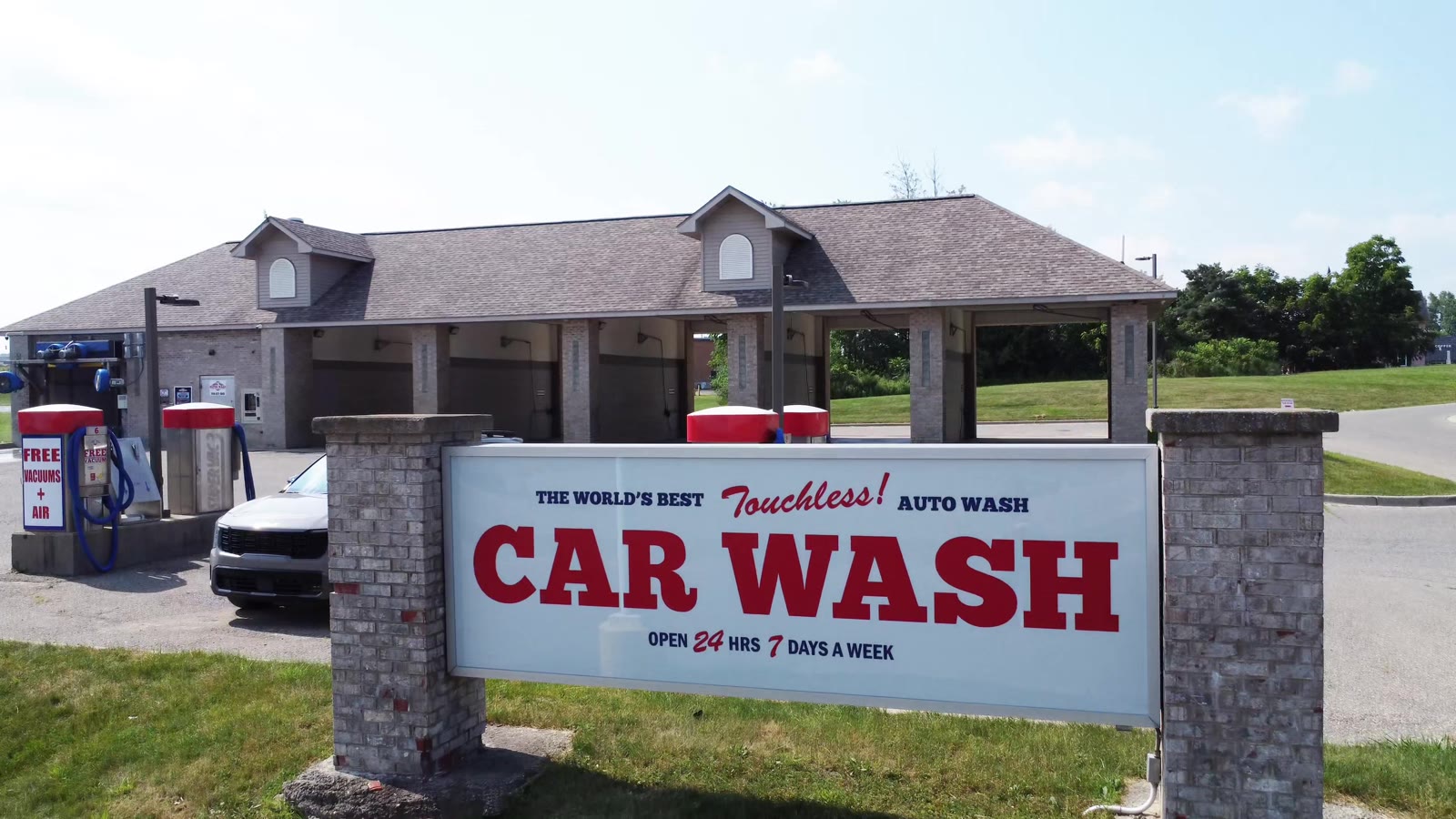 Exterior of an Al's Super Wash location with self-serve bays and free vacuum and air stations